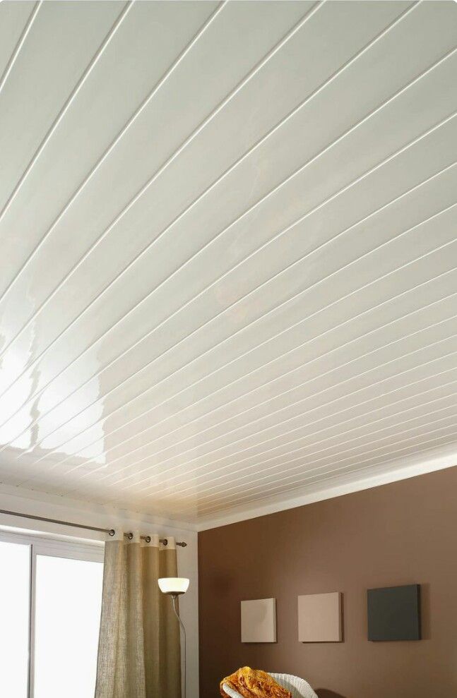 Sala com forro PVC branco frisado instalado no teto